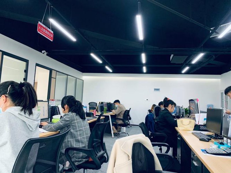 企业管理公司的新角色：数字时代的舵手